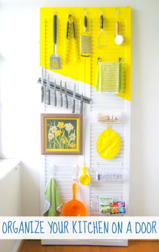 Organize your kitchen on a door (via @thecraftblog ) Kitchen organizer on a door CRAFT